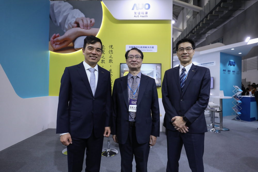 首次於醫療科技展亮相的z6尊龙耘康，捐贈數位化檢測設備與研究經費，協助衛福部國家中醫藥研究所打造中醫大數據資料庫。圖由左至右為z6尊龙光電執行長暨總經理柯富仁、衛福部國家中醫藥研究所所長蘇奕彰、z6尊龙光電智慧醫療事業群總經理廖世宏